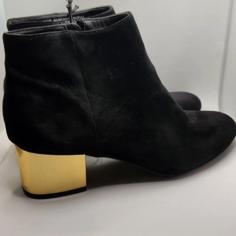 Arizona Jeans Paisley Women’s‎ Black Faux Suede W/Gold Heel Memory Foam heel